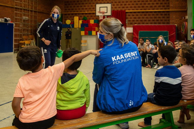 des enfants dans un gymnase de la KAA foundation