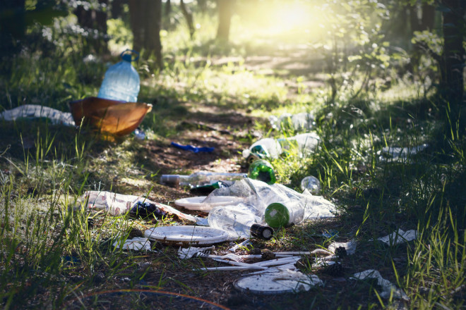 van afval dat op het platteland wordt gedumpt