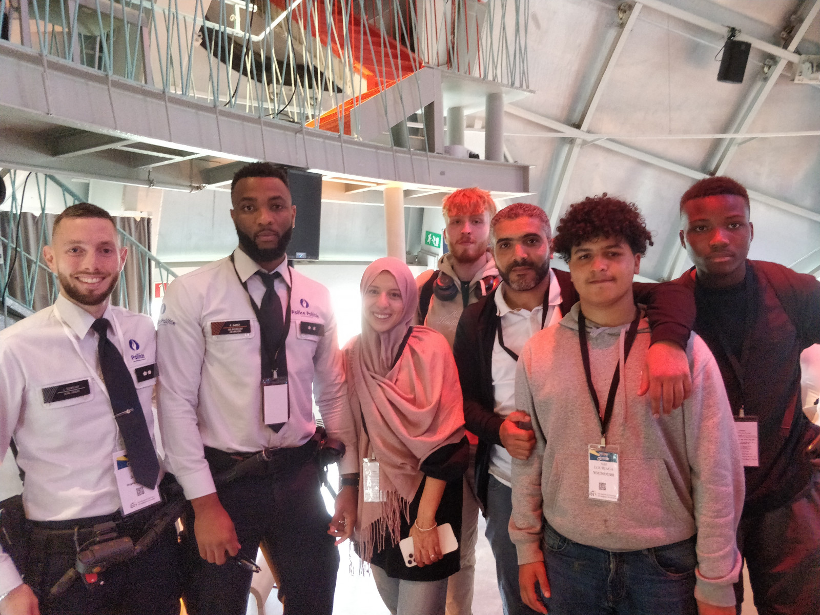 Photo de groupe avec des jeunes et des policiers