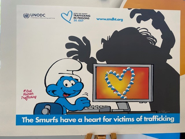 un schtroumpf devant un coeur bleu sur un ordinateur