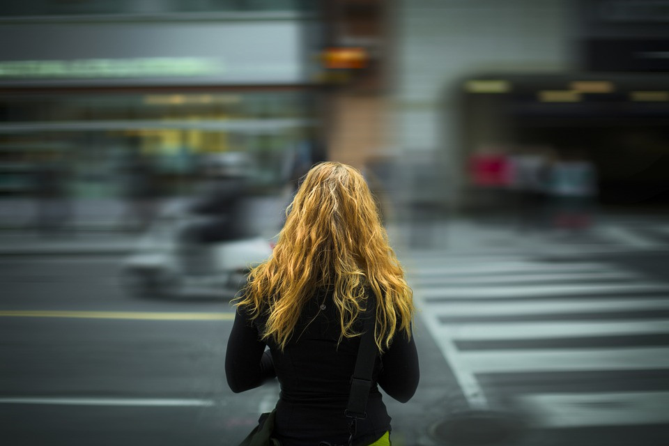 Vrouw in drukke straat